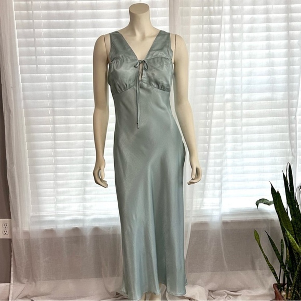 LE LIS COLLECTION SATIN NIGHT GOWN SIZE LARGE